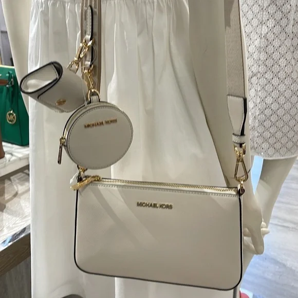 MICHAEL KORS
Jet Set Saffiano Leather Crossbody Bag with Case Apple Airpods Pro® - Picture 14 of 16